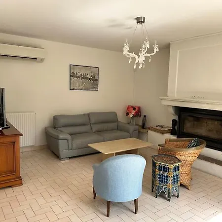 Tatil Evi Maisonnette Avec Parking Et Jacuzzi Nîmes
